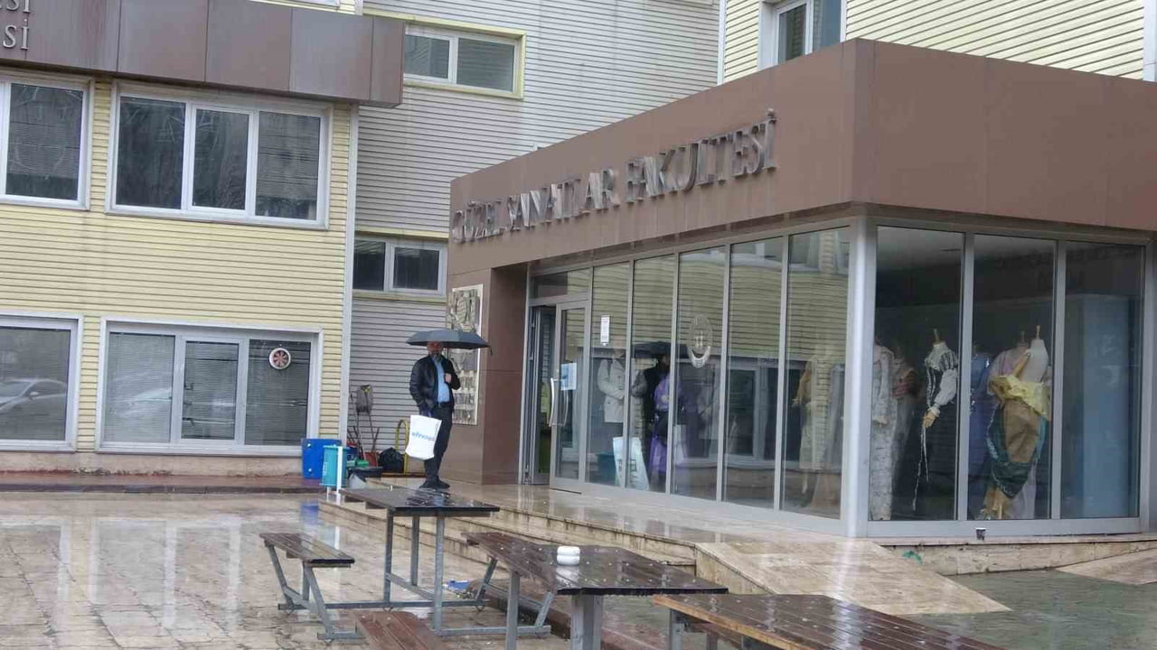 KOCAELİ ÜNİVERSİTESİ GÜZEL SANATLAR FAKÜLTESİ DEPREME DAYANIKLI OLMADIĞI GEREKÇESİYLE MÜHÜRLENDİ...