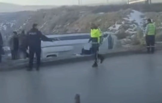 KONTROLDEN ÇIKAN İŞÇİ SERVİSİ ŞARAMPOLE DEVRİLDİ: 10 YARALI