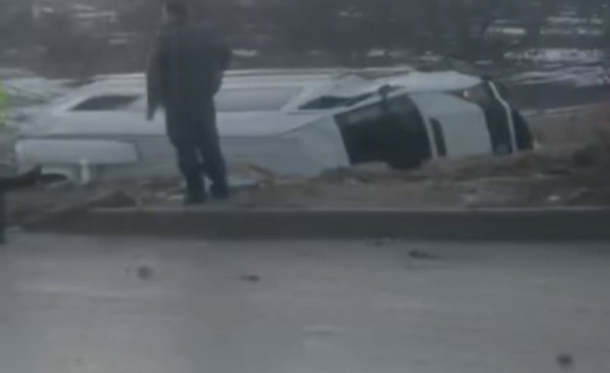 KONTROLDEN ÇIKAN İŞÇİ SERVİSİ ŞARAMPOLE DEVRİLDİ: 10 YARALI