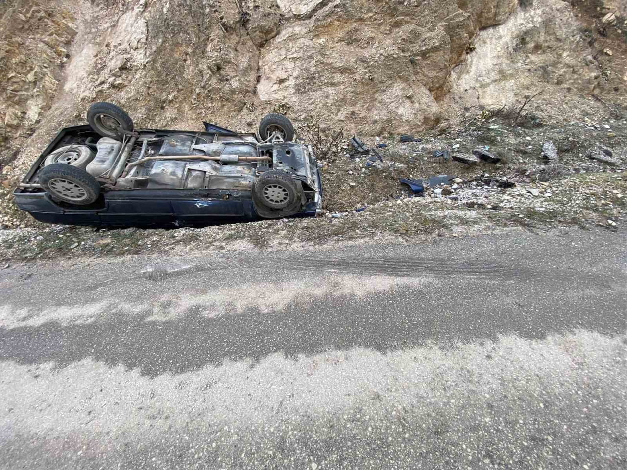 KONTROLDEN ÇIKAN OTOMOBİL TAKLA ATTI; 2 YARALI