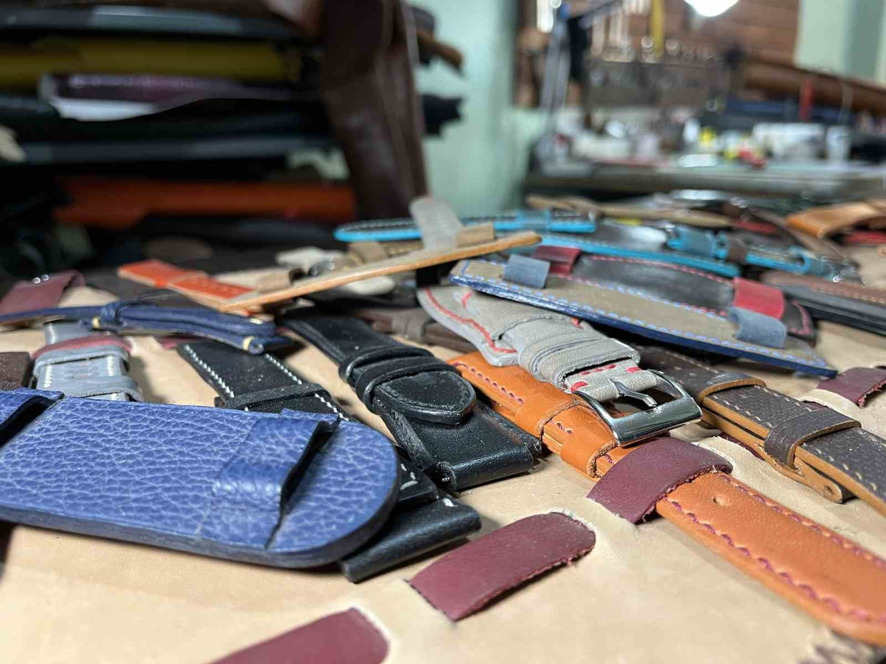 KONYA'DA 10 YILDIR EL EMEĞİYLE DERİ SAAT KORDONU ÜRETEN YAVUZ ERDAL, EŞİYLE BİRLİKTE GELENEKSEL...