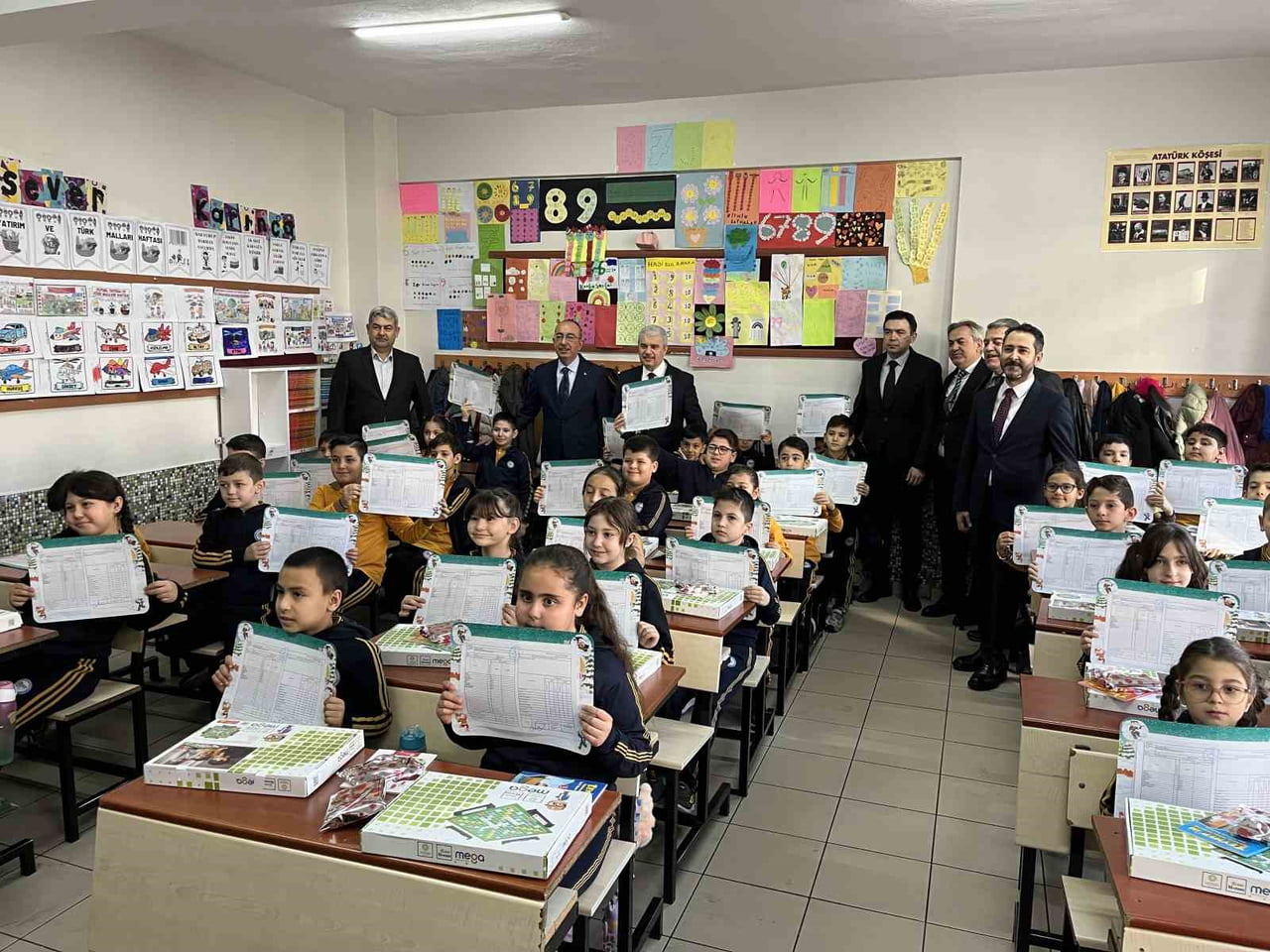 KONYA'DA 2025-2026 EĞİTİM ÖĞRETİM YILI 1. DÖNEMİNİN SONA ERMESİYLE ÖĞRENCİLER KARNE ALARAK YARIYIL...