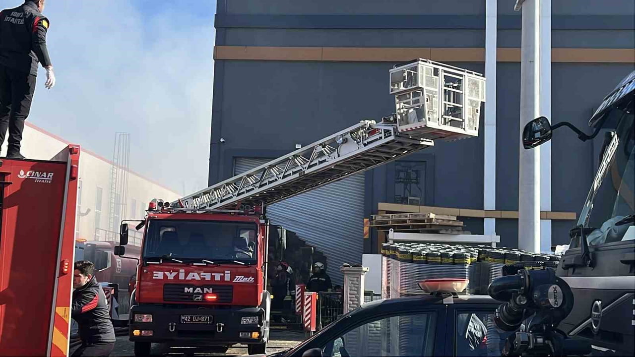 KONYA'DA BİR SANAYİ SİTESİNDE DEPO OLARAK KULLANILAN İŞ YERİNDE YANGIN PANİĞE NEDEN OLDU.