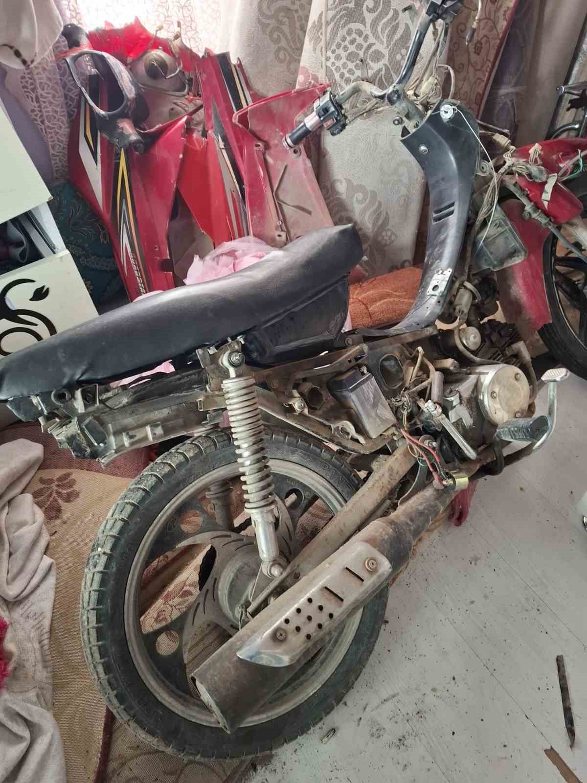 KONYA'NIN AKŞEHİR İLÇESİNDE ÇALDIKLARI MOTOSİKLETİ PARÇALARKEN, POLİS TARAFINDAN YAKALANAN 2...