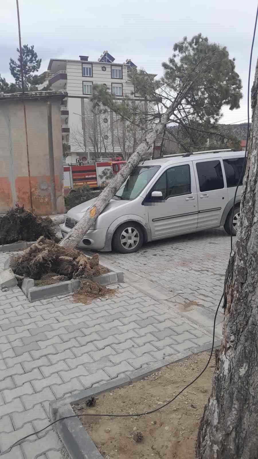 KONYA'NIN BOZKIR İLÇESİNİ ETKİSİ ALTINA ALAN ŞİDDETLİ FIRTINA, ÇEŞİTLİ MADDİ HASARLARA YOL...