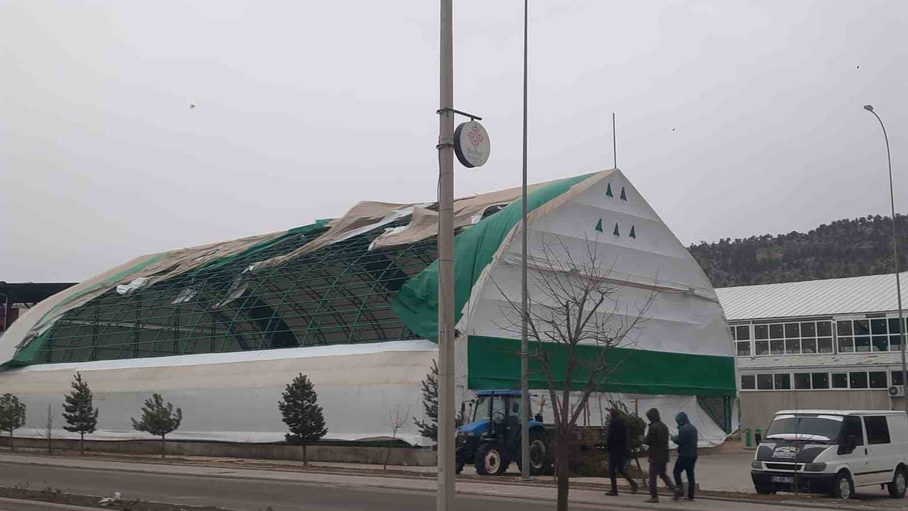 KONYA'NIN BOZKIR İLÇESİNİ ETKİSİ ALTINA ALAN ŞİDDETLİ FIRTINA, ÇEŞİTLİ MADDİ HASARLARA YOL...