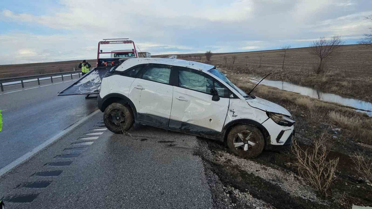 KONYA'NIN KULU İLÇESİNDE ANİDEN ETKİLİ OLAN FIRTINA VE DOLU YAĞIŞI, TRAFİK KAZALARINA NEDEN OLDU....