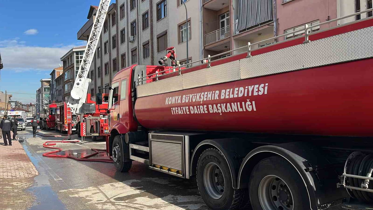 KONYA’DA 5 KATLI BİR APARTMANIN ÇATI KATINDA ÇIKAN YANGIN PANİĞE NEDEN OLDU.