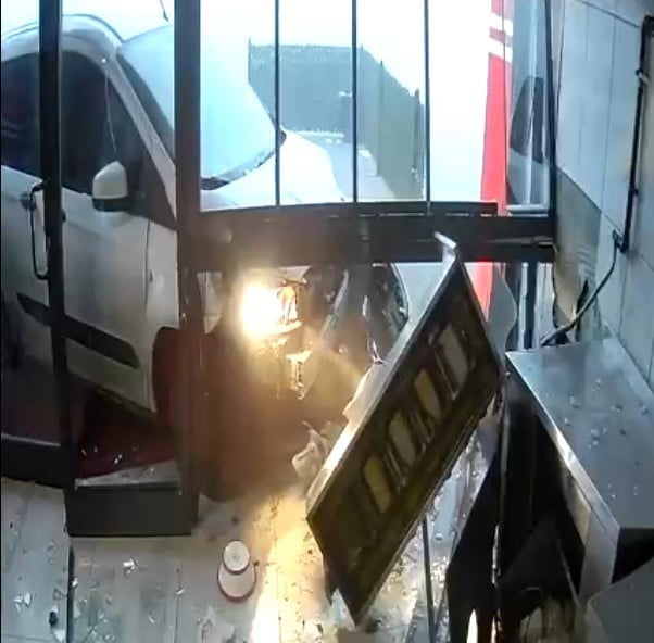 KONYA’DA BİR İŞ YERİNE LAVAŞ GETİREN HAFİF TİCARİ ARAÇ SÜRÜCÜSÜNÜN DİREKSİYON HAKİMİYETİNİ...