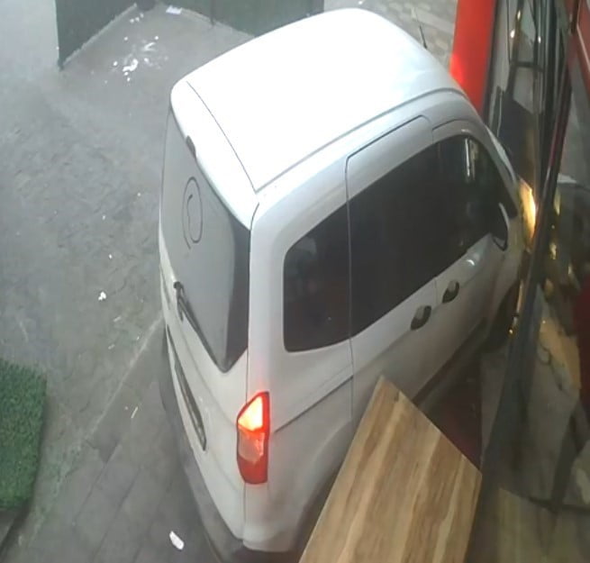 KONYA’DA BİR İŞ YERİNE LAVAŞ GETİREN HAFİF TİCARİ ARAÇ SÜRÜCÜSÜNÜN DİREKSİYON HAKİMİYETİNİ...