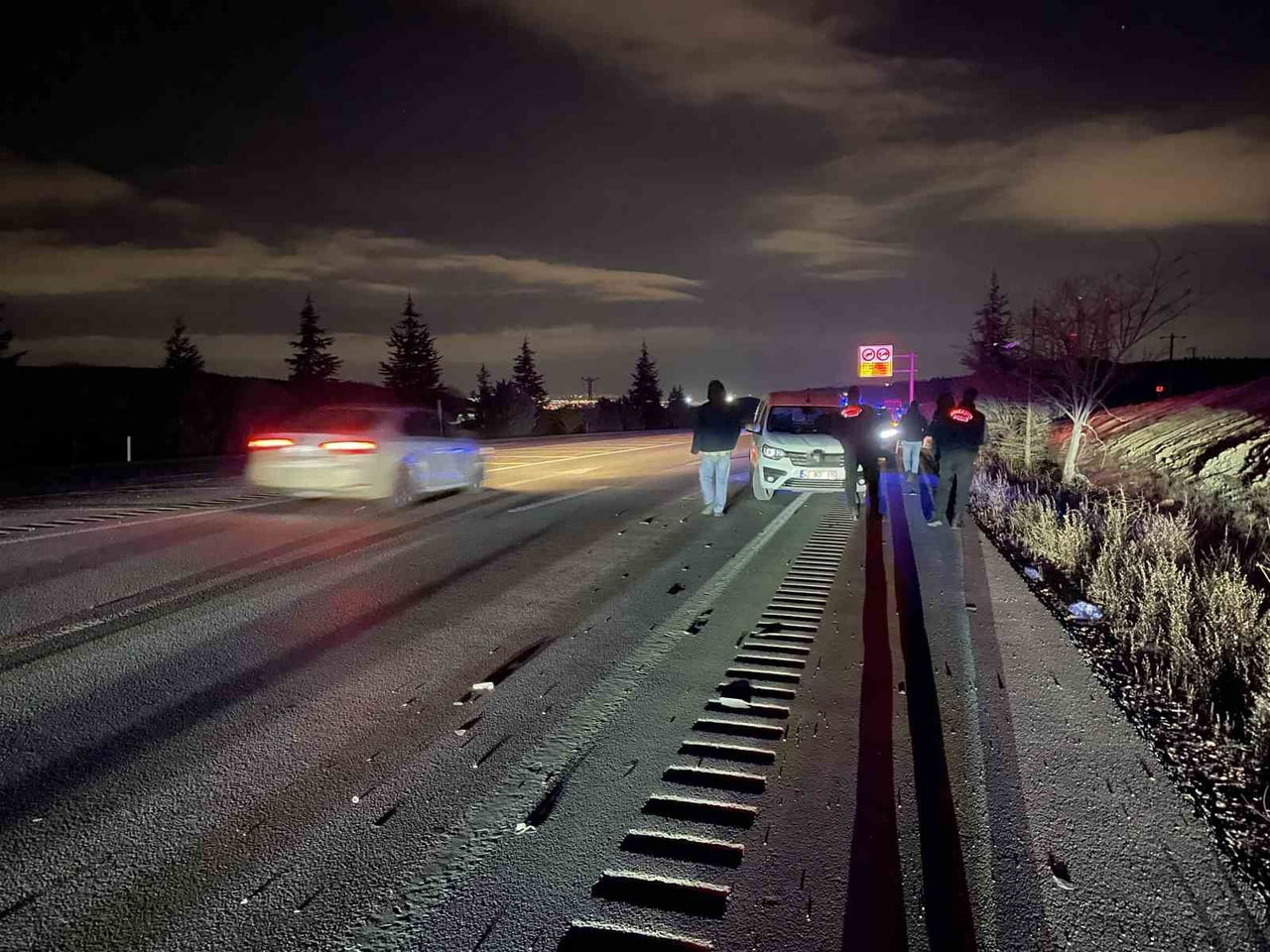 KONYA’DA KOCASIYLA ARAÇ İÇERİSİNDE TARTIŞTIKTAN SONRA ARAÇTAN İNEREK YOLUN KARŞISINA GEÇEMEYE...