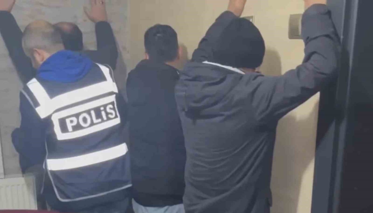 KONYA’DA POLİS EKİPLERİNİN DÜZENLEDİĞİ KUMAR OPERASYONUNDA 19 ŞAHSA TOPLAM 220 BİN 476 TL İDARİ...