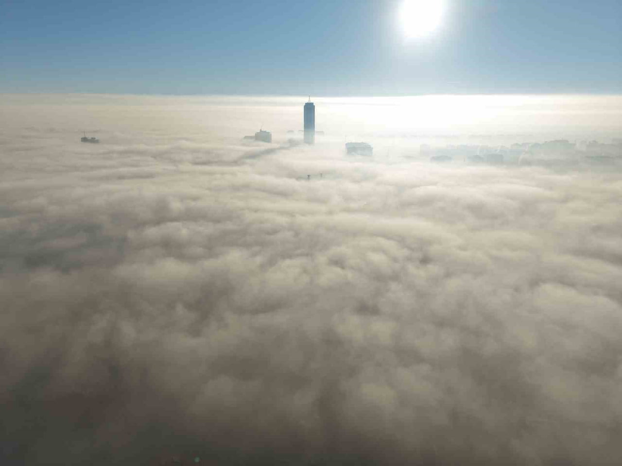 KONYA KENT MERKEZİNDE SABAH SAATLERİNDE ETKİLİ OLAN YOĞUN SİS, HAVADAN DRON İLE...