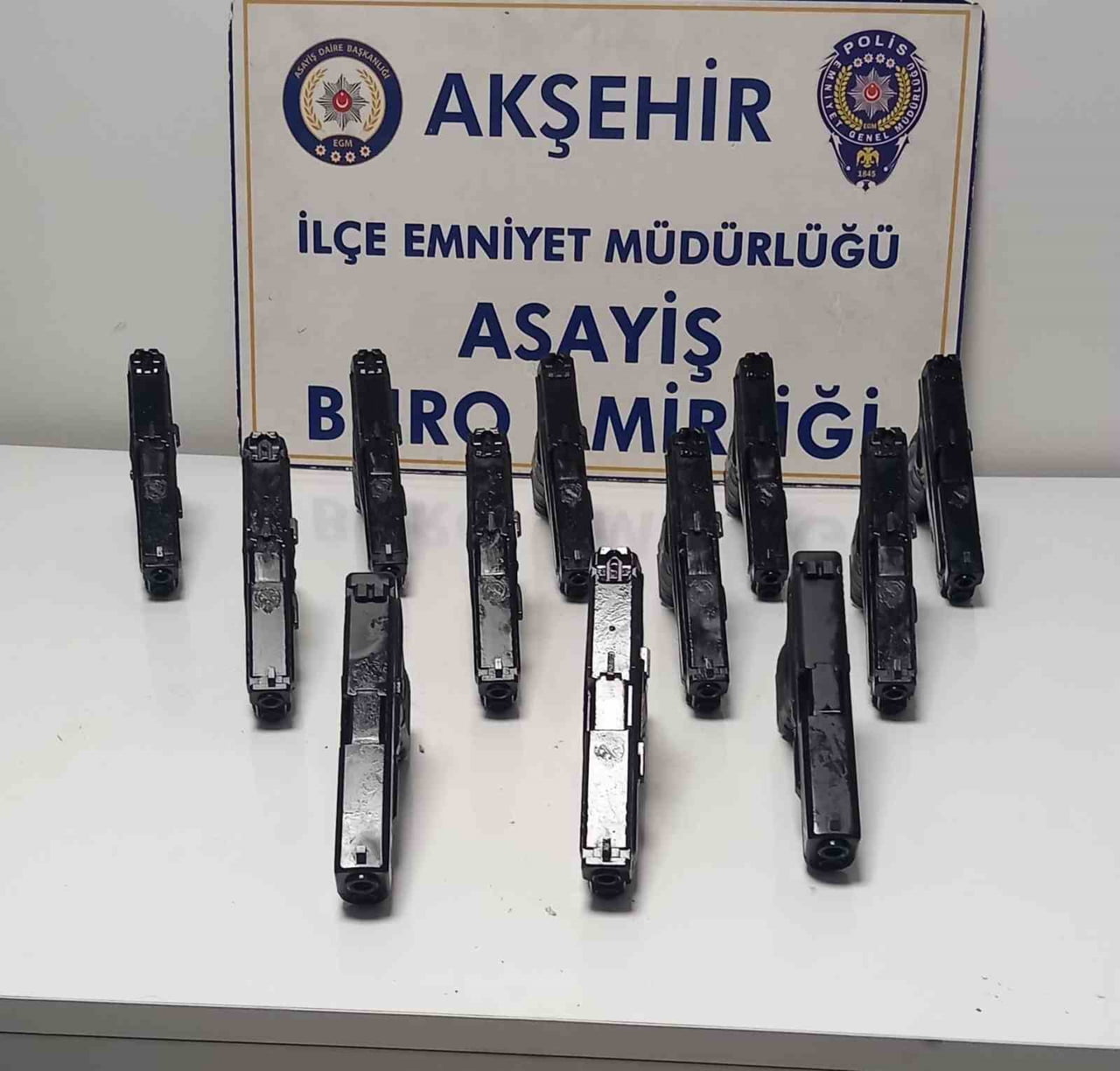 KONYA’NIN AKŞEHİR İLÇESİNDE POLİS EKİPLERİ TARAFINDAN YAPILAN OPERASYONDA 17 ADET TABANCA, TABANCA...