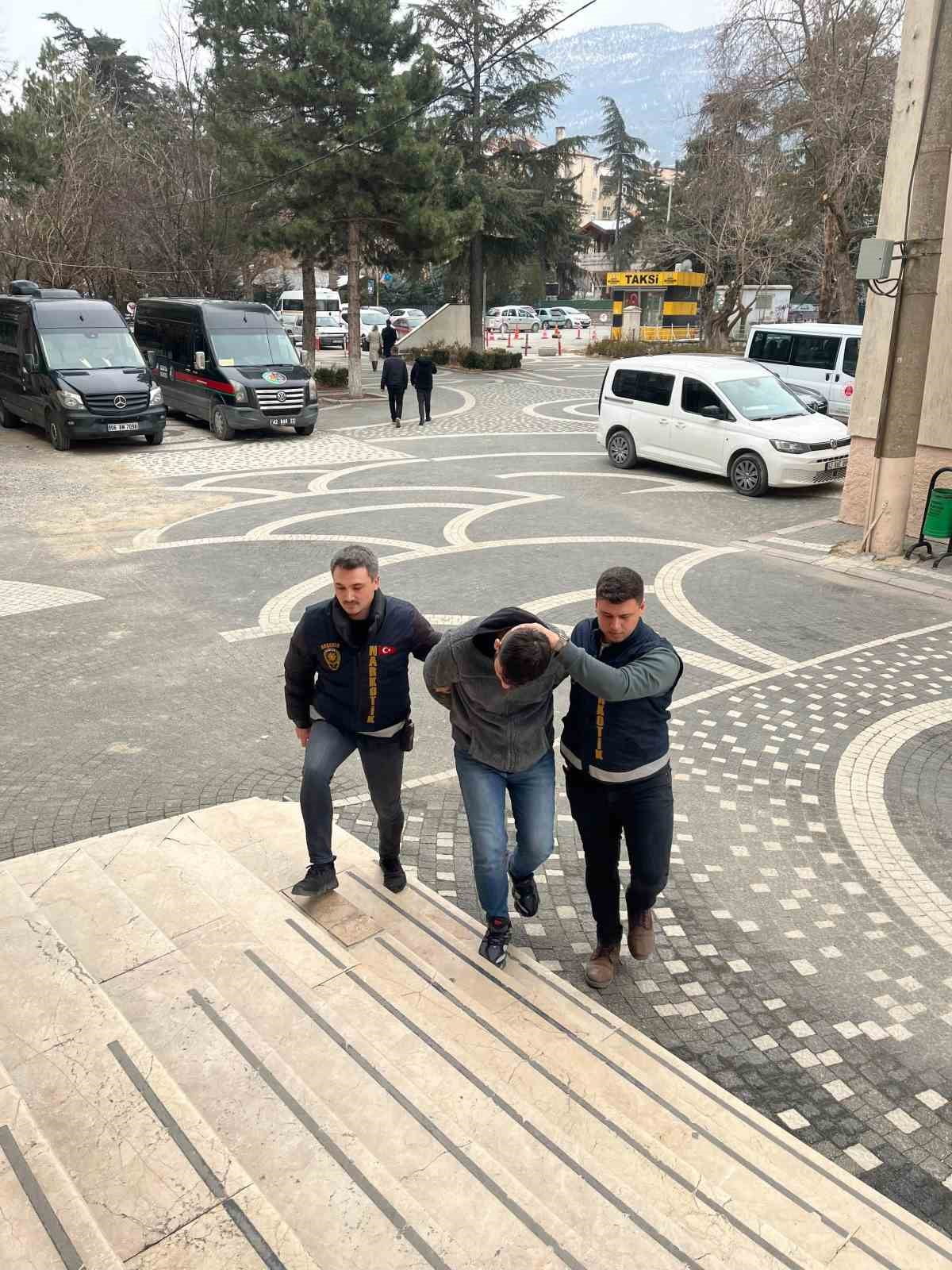 KONYA’NIN AKŞEHİR İLÇESİNDE POLİS EKİPLERİNCE DÜZENLENEN UYUŞTURUCU OPERASYONUNDA 1 ŞÜPHELİ...