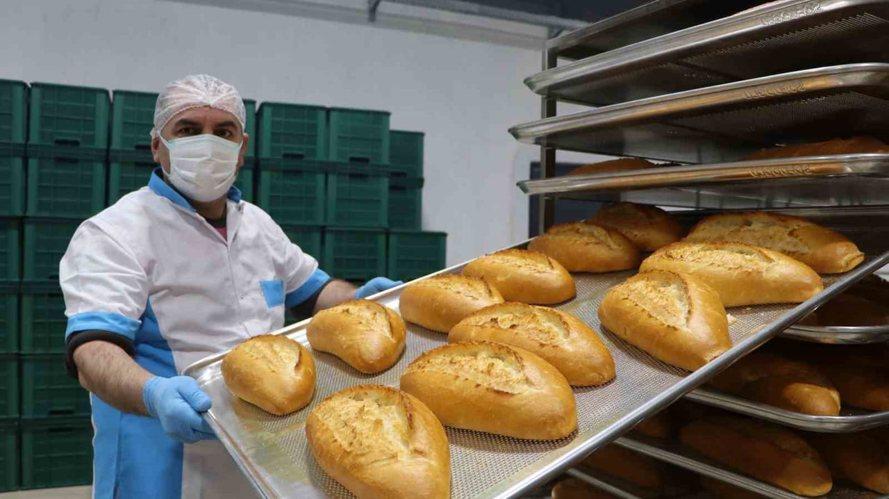 KONYA’NIN BEYŞEHİR İLÇESİNDE HALK EKMEK BÜFELERİNDE 7 LİRADAN SATILAN 200 GRAM EKMEK, RAMAZAN...