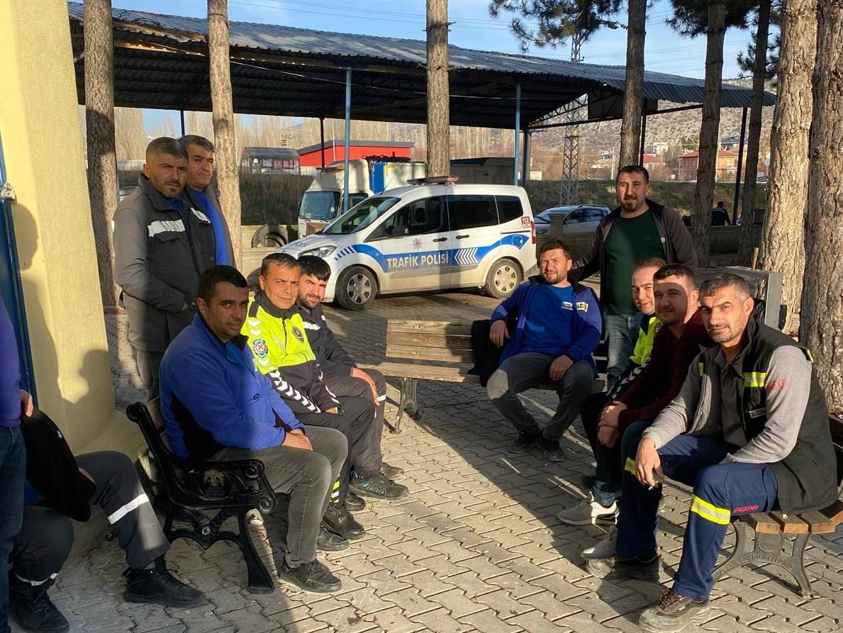 KONYA’NIN BOZKIR İLÇESİNDE POLİS EKİPLERİ TRAFİK GÜVENLİĞİ KONUSUNDA FARKINDALIĞI ARTIRMAK...