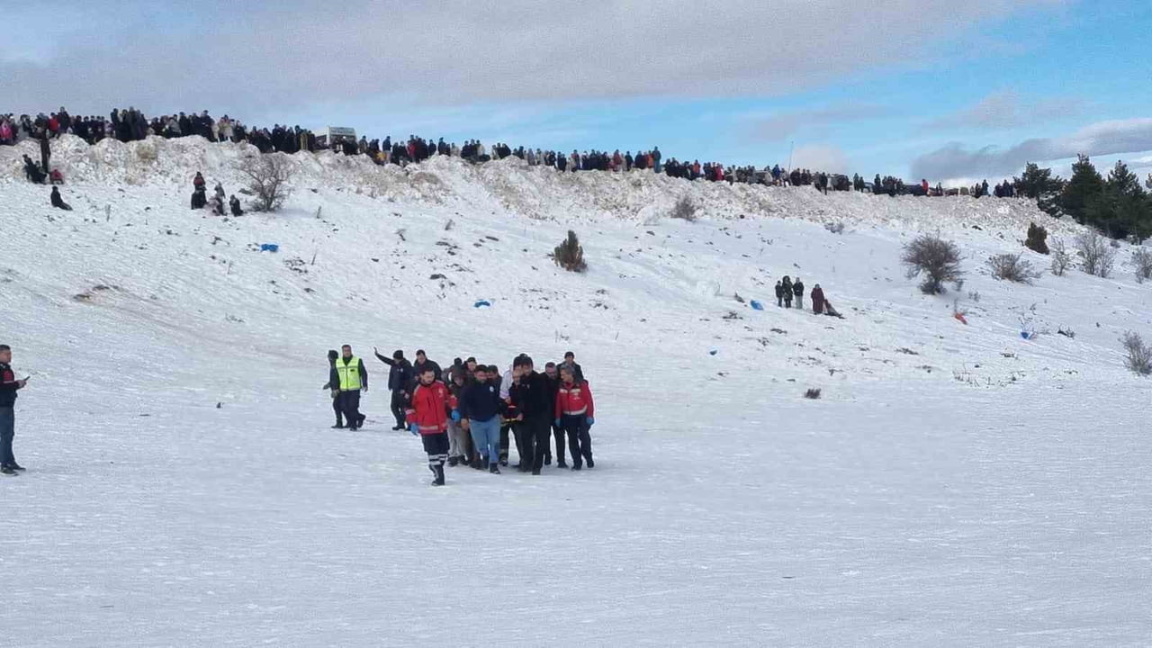 KONYA’NIN DERBENT İLÇESİNDE BULUNAN ALADAĞ KAYAK MERKEZİ’NDE KAYARKEN DÜŞEREK KEMİĞİ KIRILAN...