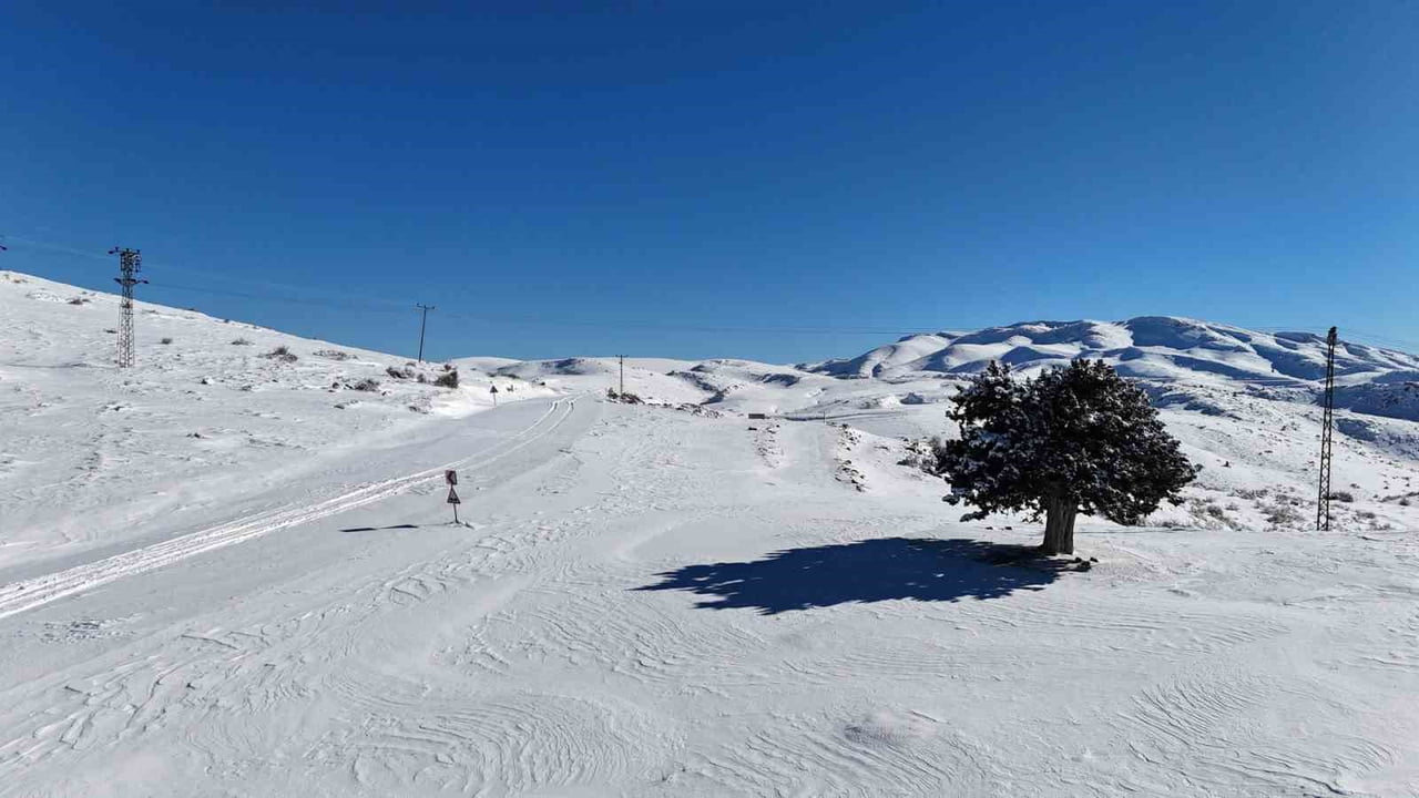 KONYA’NIN HADİM İLÇESİNDE ETKİLİ OLAN KAR YAĞIŞI, HEM İLÇE HALKINI HEM DE ÜRETİCİLERİ SEVİNDİRDİ....