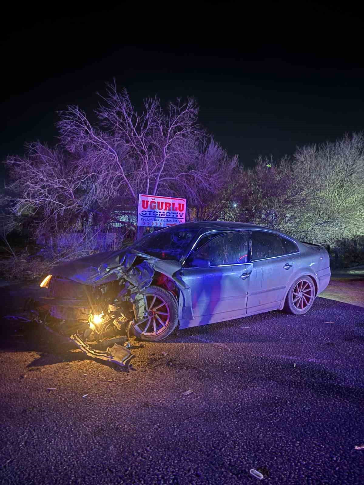 KONYA’NIN KARAPINAR İLÇESİNDE ÇEKİCİ İLE OTOMOBİLİN ÇARPIŞMASI SONUCU MEYDANA GELEN TRAFİK...