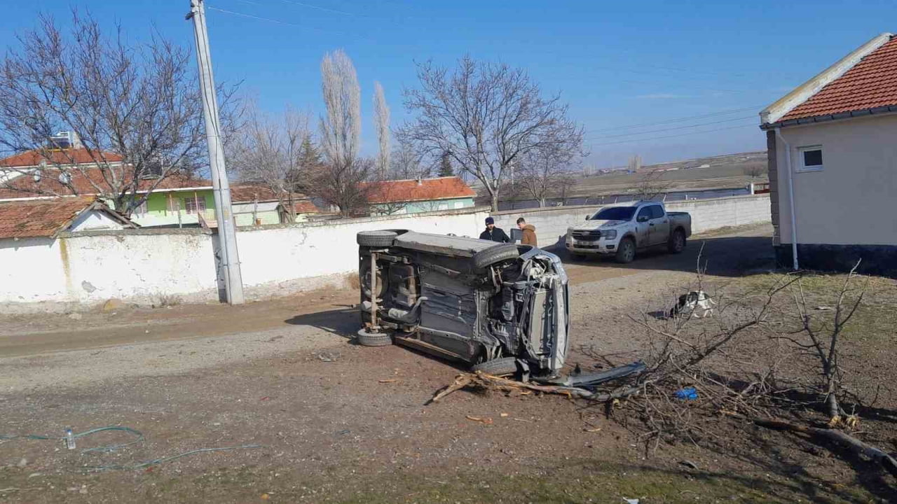 KONYA’NIN KULU İLÇESİNDE KAMYONET DEVRİLDİ, SÜRÜCÜ KAZAYI YARA ALMADAN ATLATTI.