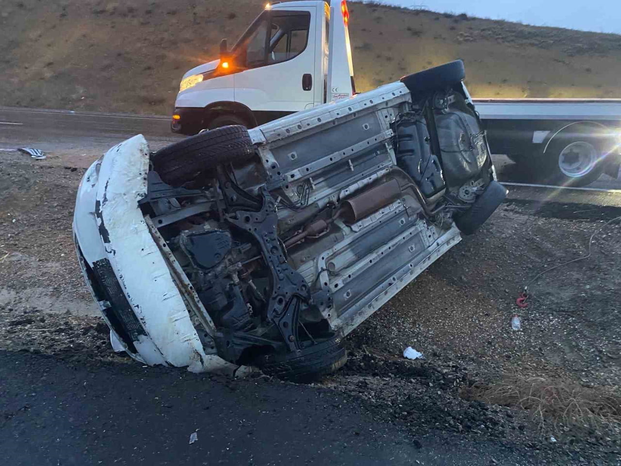 KONYA’NIN KULU İLÇESİNDE KONTROLDEN ÇIKAN OTOMOBİLİN REFÜJE DEVRİLMESİ SONUCU AYNI AİLEDEN 4 KİŞİ...