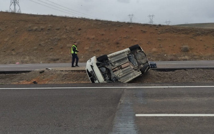 KONYA’NIN KULU İLÇESİNDE KONTROLDEN ÇIKAN OTOMOBİLİN REFÜJE DEVRİLMESİ SONUCU AYNI AİLEDEN 4 KİŞİ...