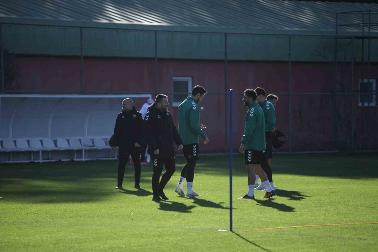 KONYASPOR, DEVRE ARASI ÇALIŞMALARINI ANTALYA’DA SAHADA GERÇEKLEŞTİRDİĞİ ANTRENMAN İLE SÜRDÜRDÜ....
