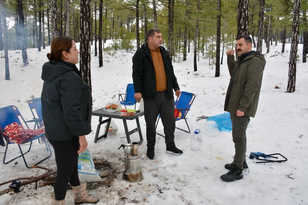 KÖYCEĞİZ KAYMAKAMI KUMCU, VATANDAŞLARIN KAR KEYFİNE ORTAK OLDU