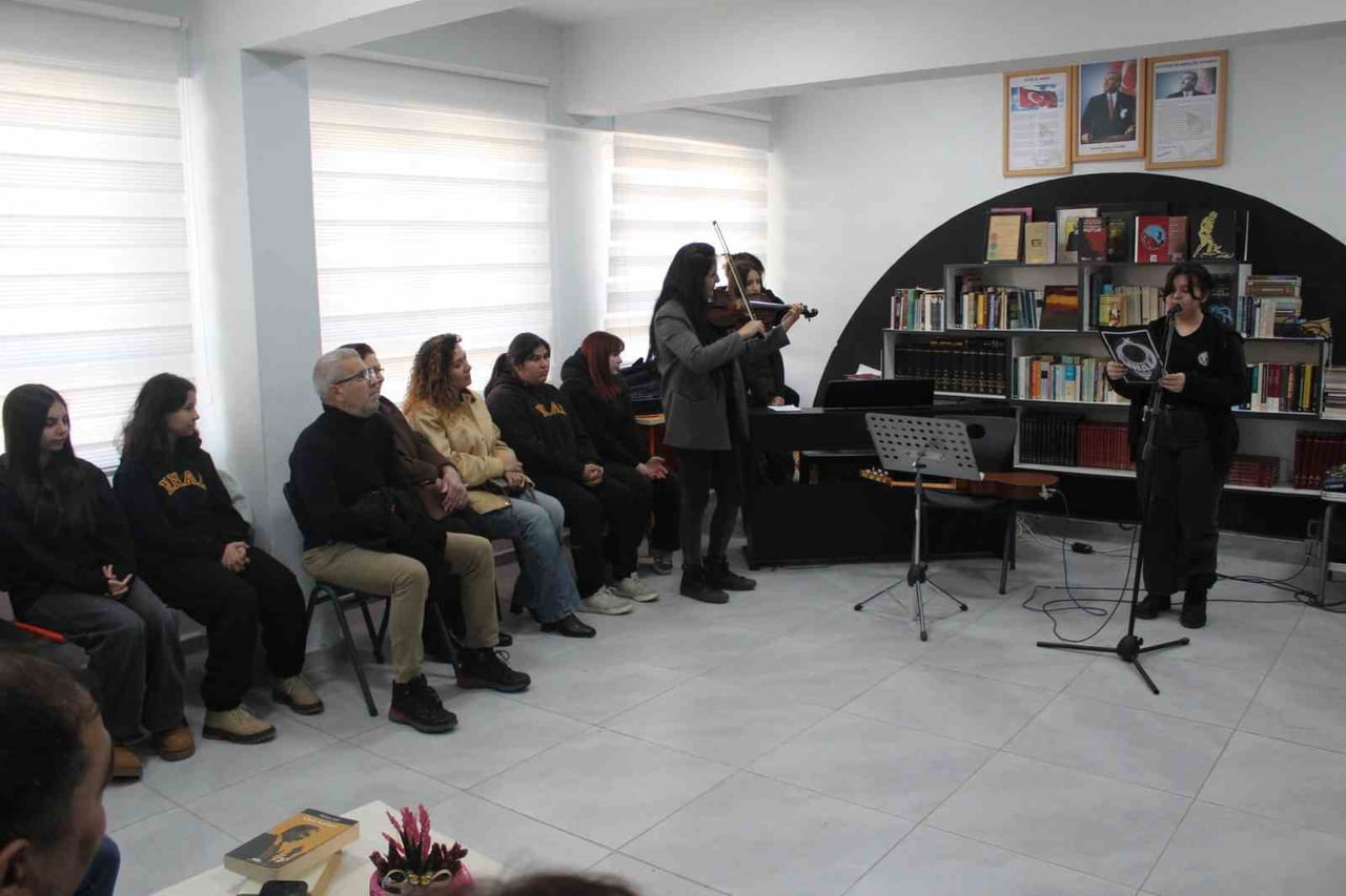 KÖYCEĞİZLİ ÖĞRENCİLERDEN ŞİİR VE MÜZİK DİNLETİSİ
