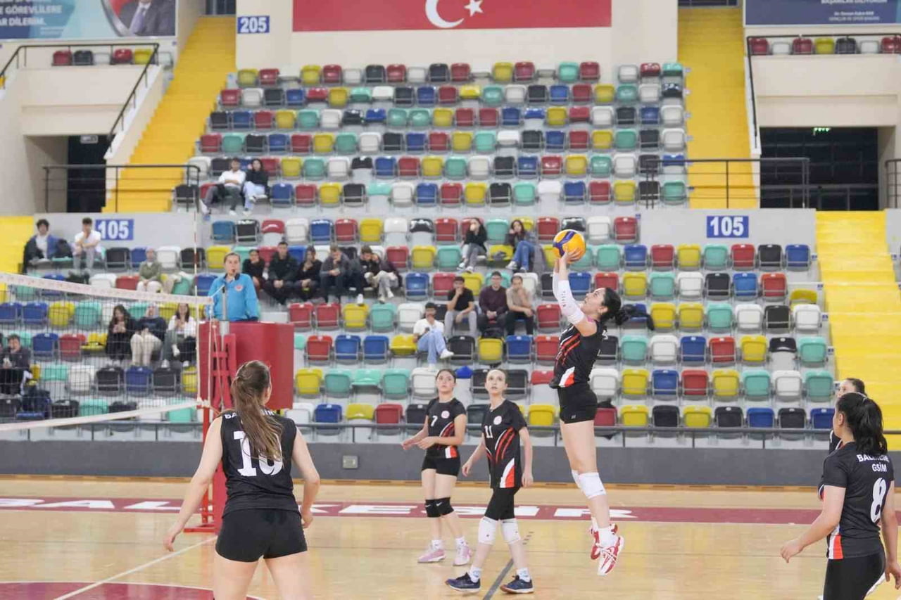 KREDİ YURTLAR KURUMUNDA KALAN GENÇLER SPOR DALLARINDA YARIŞTI