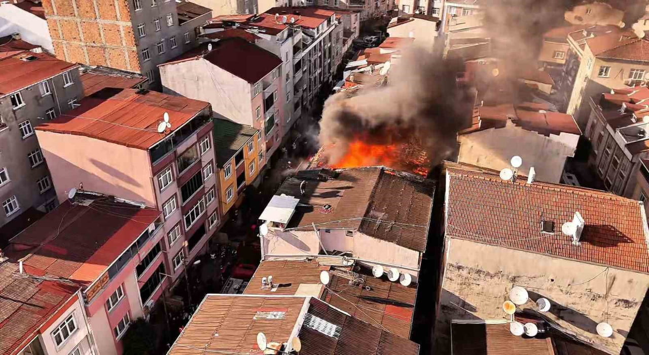 KÜÇÜKÇEKMECE'DE 3 ÇATLI BİNANIN ÇATI KATI ÇIKAN YANGINDA ALEVLERE TESLİM OLDU. BİTİŞİKTEKİ BİNANIN...