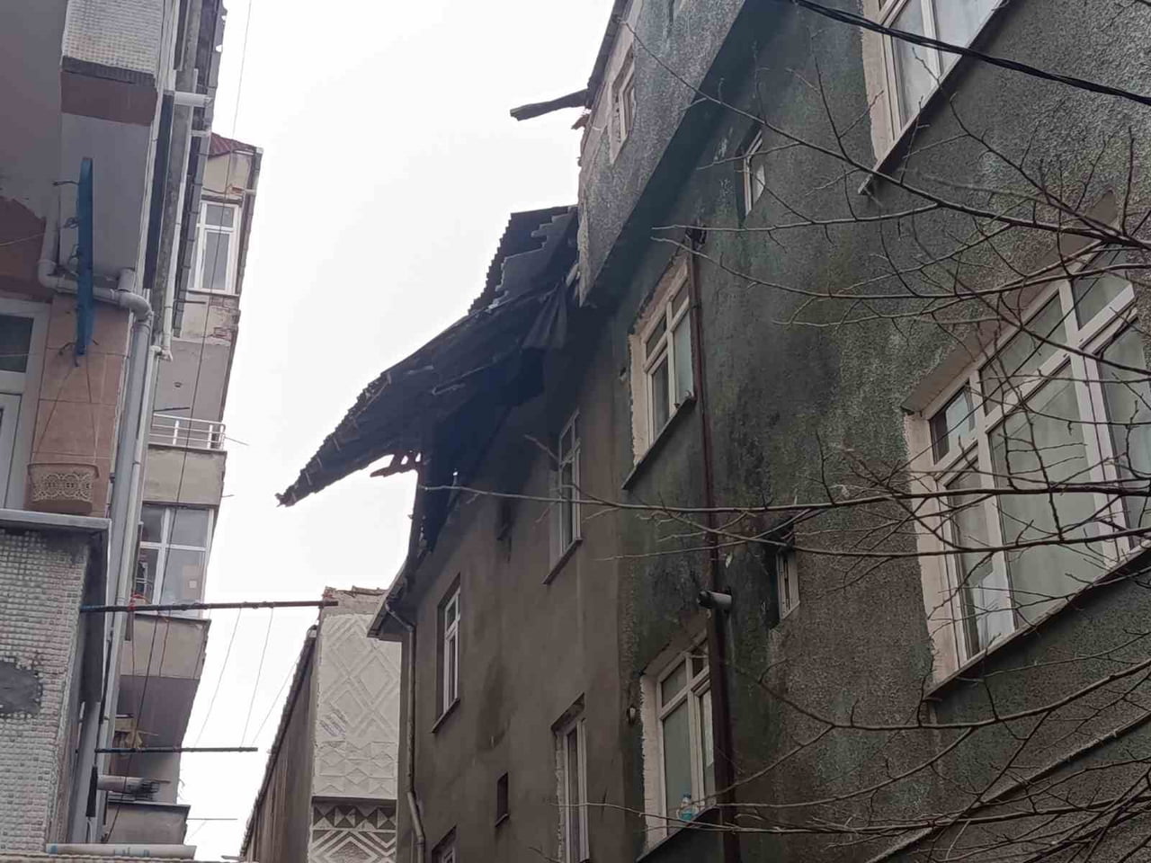 KÜÇÜKÇEKMECE'DE KUVVETLİ FIRTINANIN ETKİSİYLE BİR BİNADAN UÇAN ÇATININ PARÇALARI DİĞER BİNAYA...