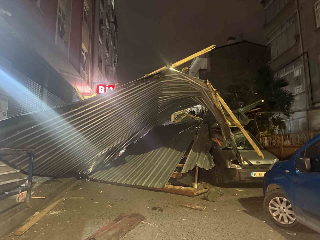 KÜÇÜKÇEKMECE’DE ETKİLİ OLAN ŞİDDETLİ RÜZGAR, 5 KATLI BİR BİNANIN ÇATISI UÇURDU. SAVRULAN ÇATI PARK...