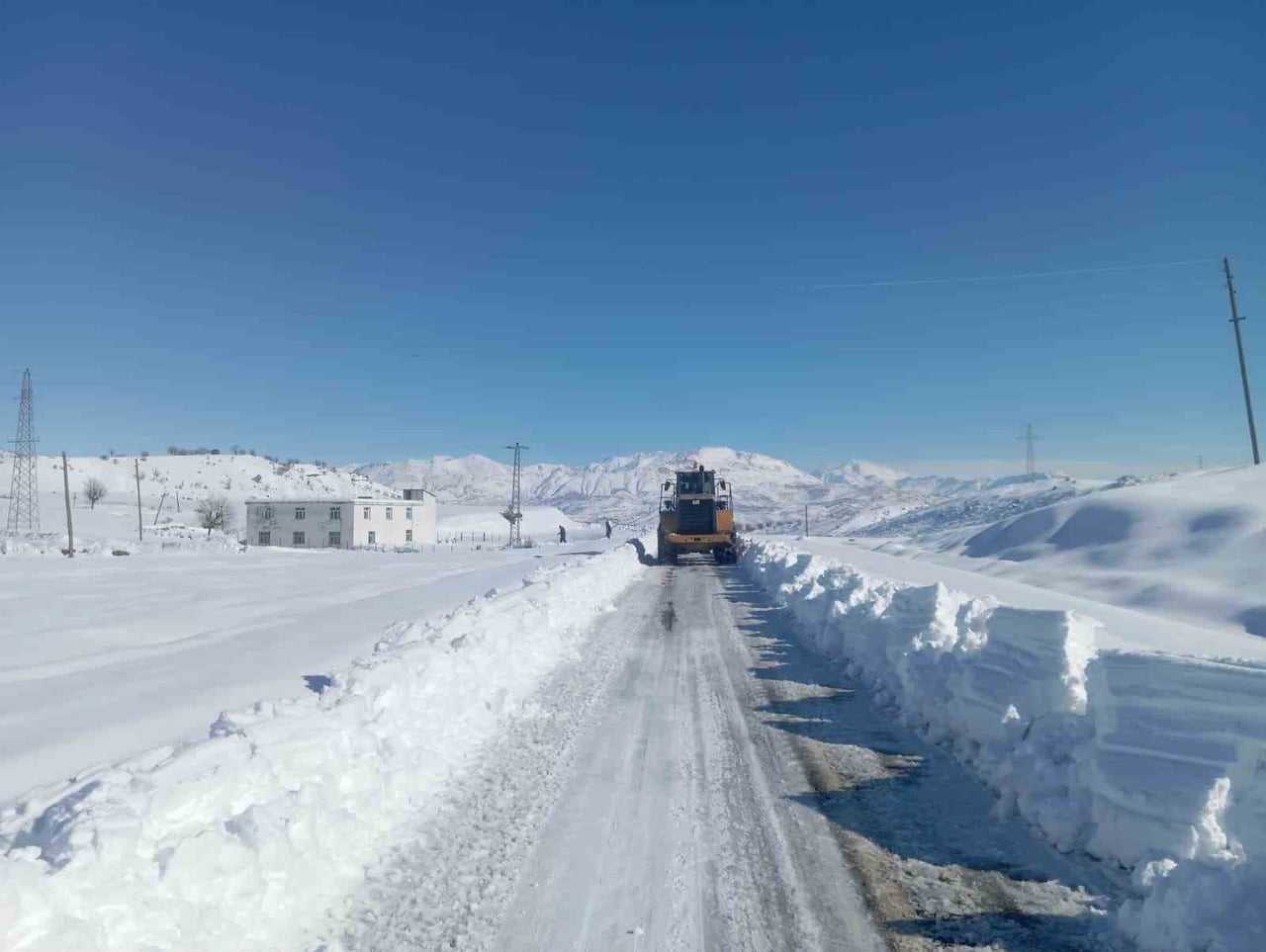 KULP’TA TAŞIMALI EĞİTİME KAR TATİLİ, İLÇE MERKEZİNDE OKULLAR AÇIK DİYARBAKIR’IN KULP İLÇESİNDE...