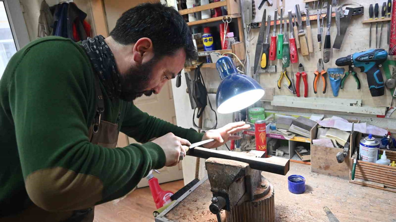 KÜLTÜREL MİRAS TAŞIYICISI OLARAK ESKİŞEHİR'DEKİ ATÖLYESİNDE 20 YILI GERİDE BIRAKAN SANATÇI EMRE...