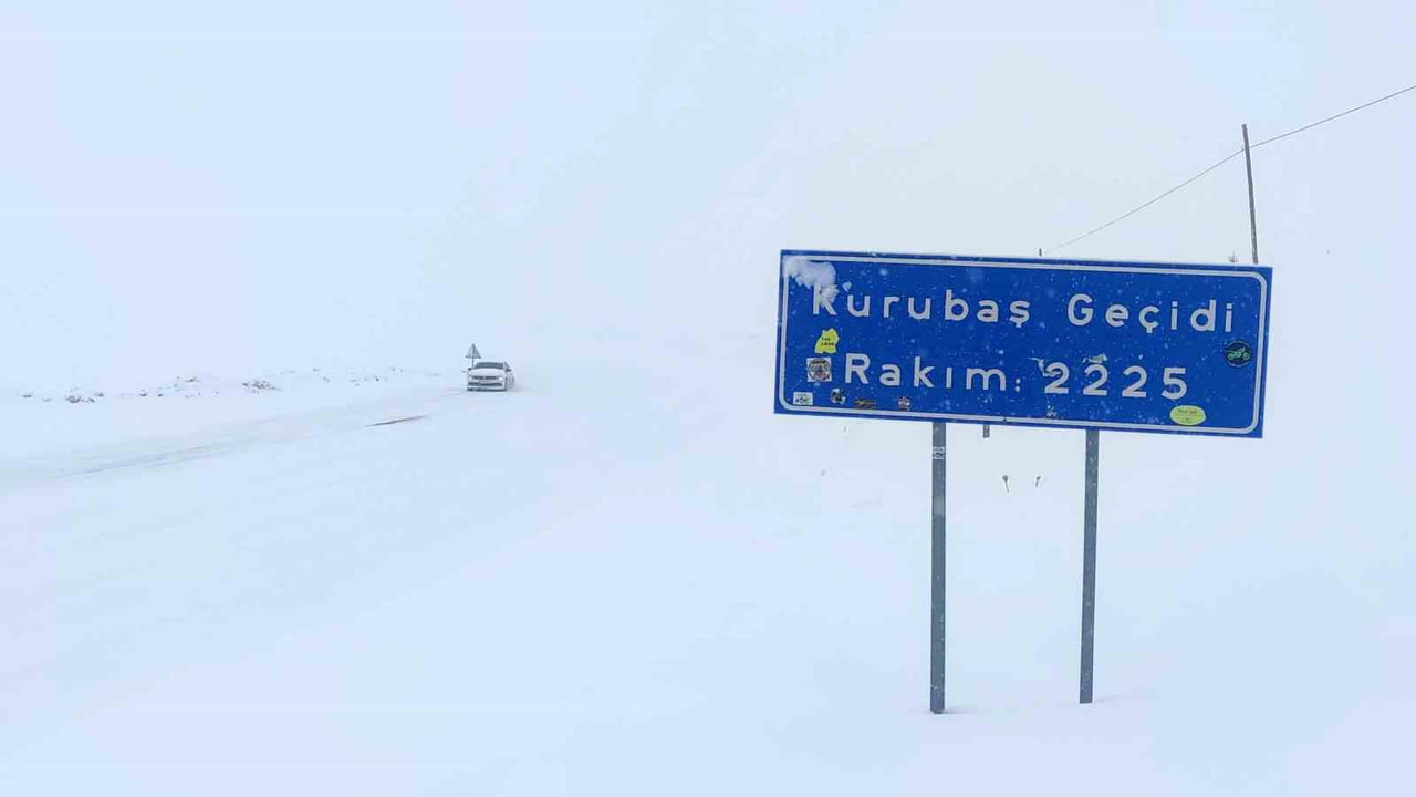 KURUBAŞ GEÇİDİ'NDE KAR YAĞIŞI VE SİS ETKİLİ OLUYOR