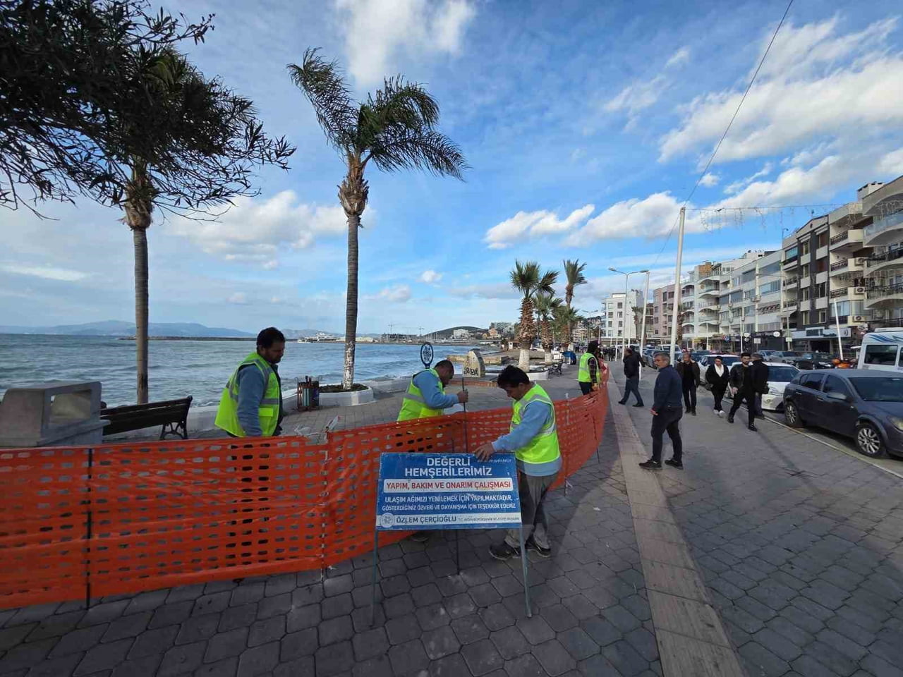 KUŞADASI ATATÜRK BULVARI SAHİL ŞERİDİNDE, KUVVETLİ DALGALAR VE OLUMSUZ HAVA KOŞULLARININ ARDINDAN...