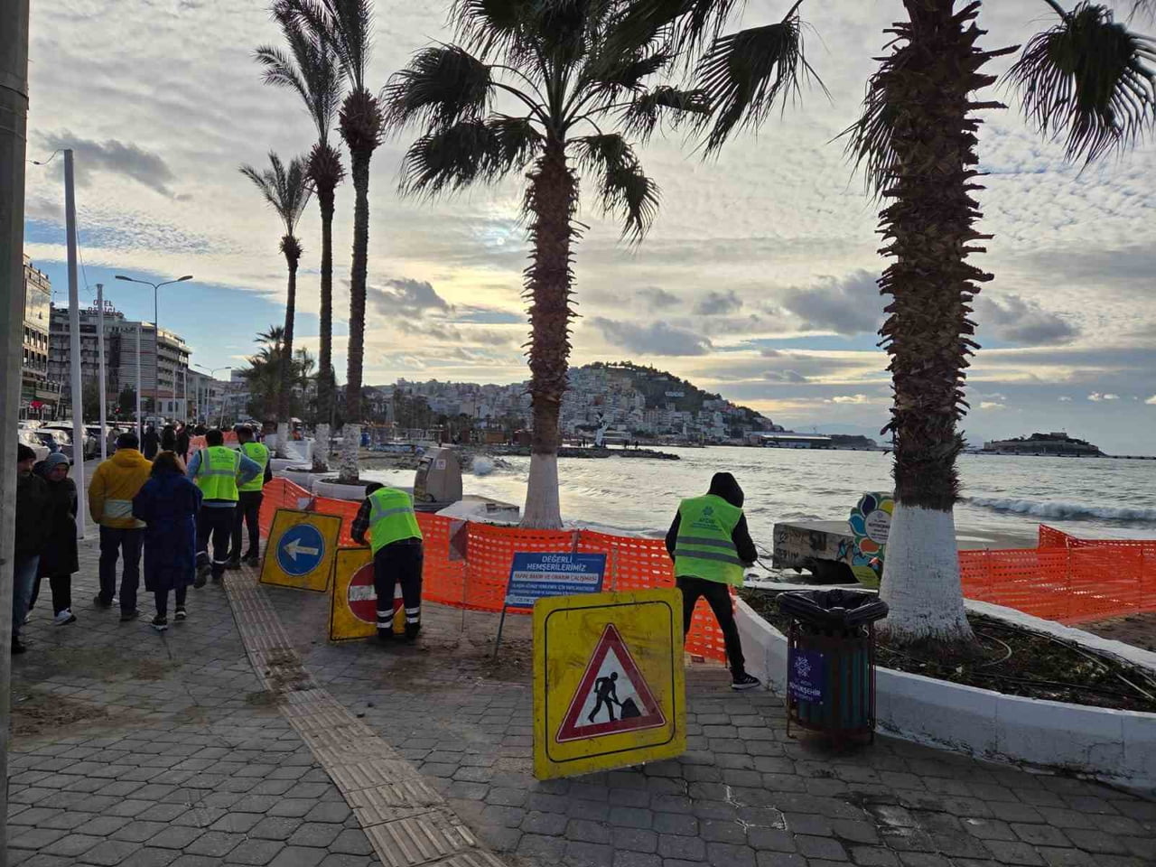 KUŞADASI ATATÜRK BULVARI SAHİL ŞERİDİNDE, KUVVETLİ DALGALAR VE OLUMSUZ HAVA KOŞULLARININ ARDINDAN...