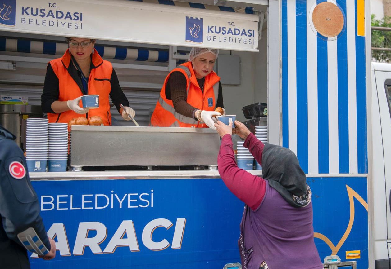 KUŞADASI BELEDİYESİ’NİN SICAK ÇORBA İKRAMI BAŞLADI