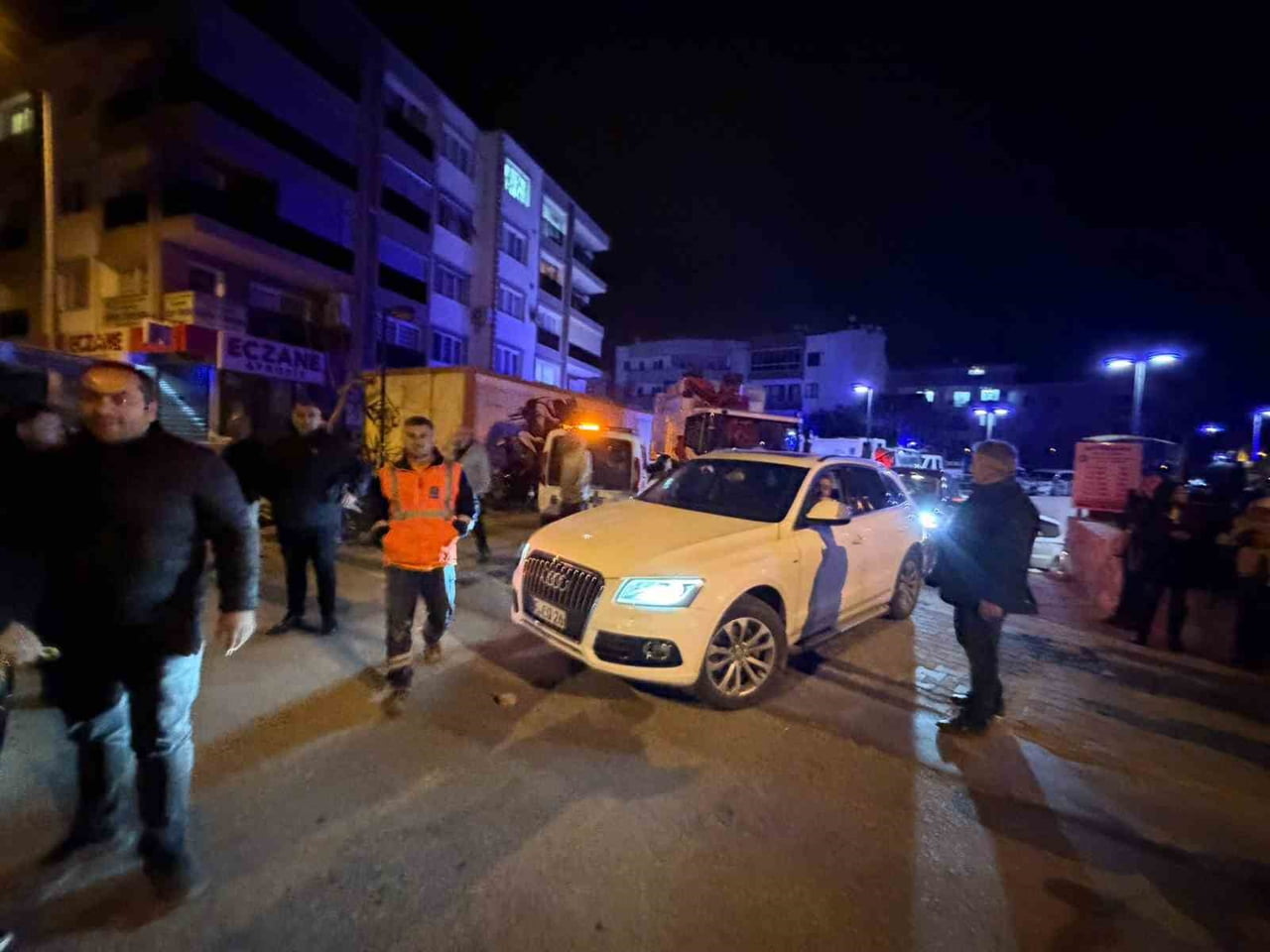 KUŞADASI’NDA BELEDİYE EKİPLERİ KARŞI KARŞIYA GELDİ