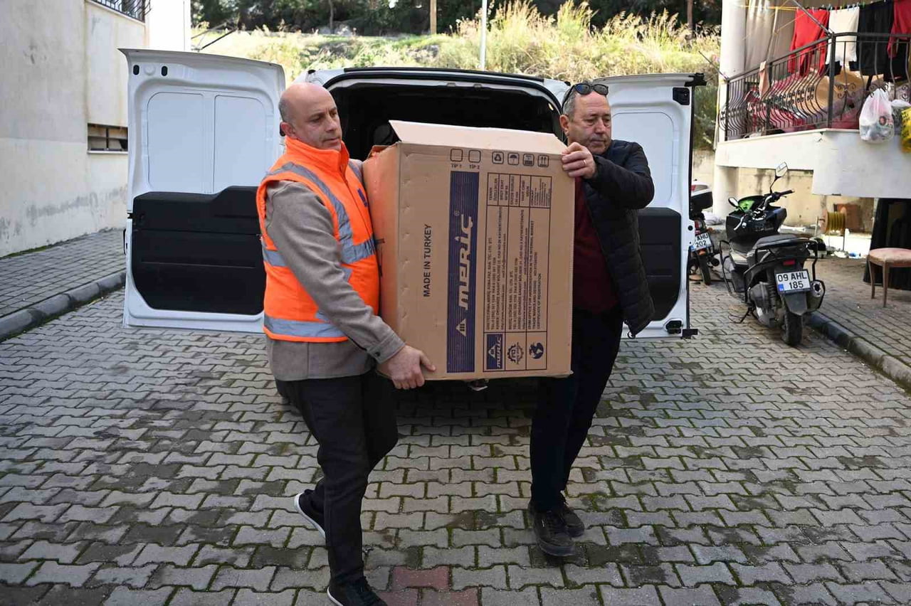 KUŞADASI’NDA EVLER VE YÜREKLER DAYANIŞMAYLA ISINIYOR