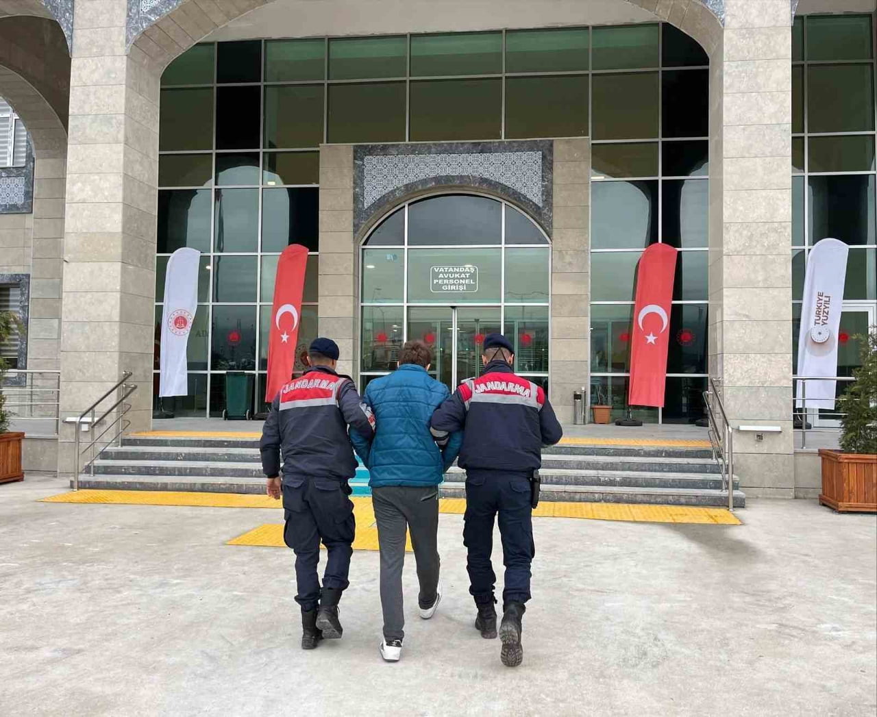 KÜTAHYA'DA 12 YIL 6 AY KESİNLEŞMİŞ HAPİS CEZASI BULUNAN ŞAHIS YAKALANDI