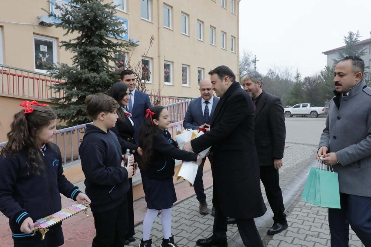 KÜTAHYA'DA BİNLERCE ÖĞRENCİ KARNE HEYECANI YAŞADI