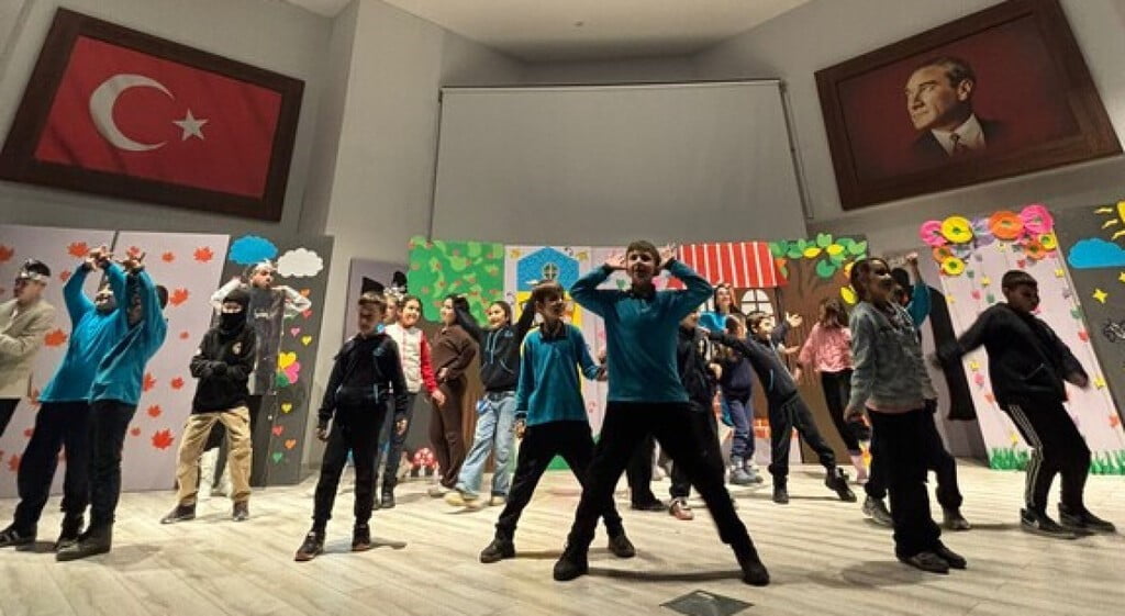 KÜTAHYA'DA "AİLE YILI" TİYATRO ETKİNLİĞİ İLGİ GÖRDÜ