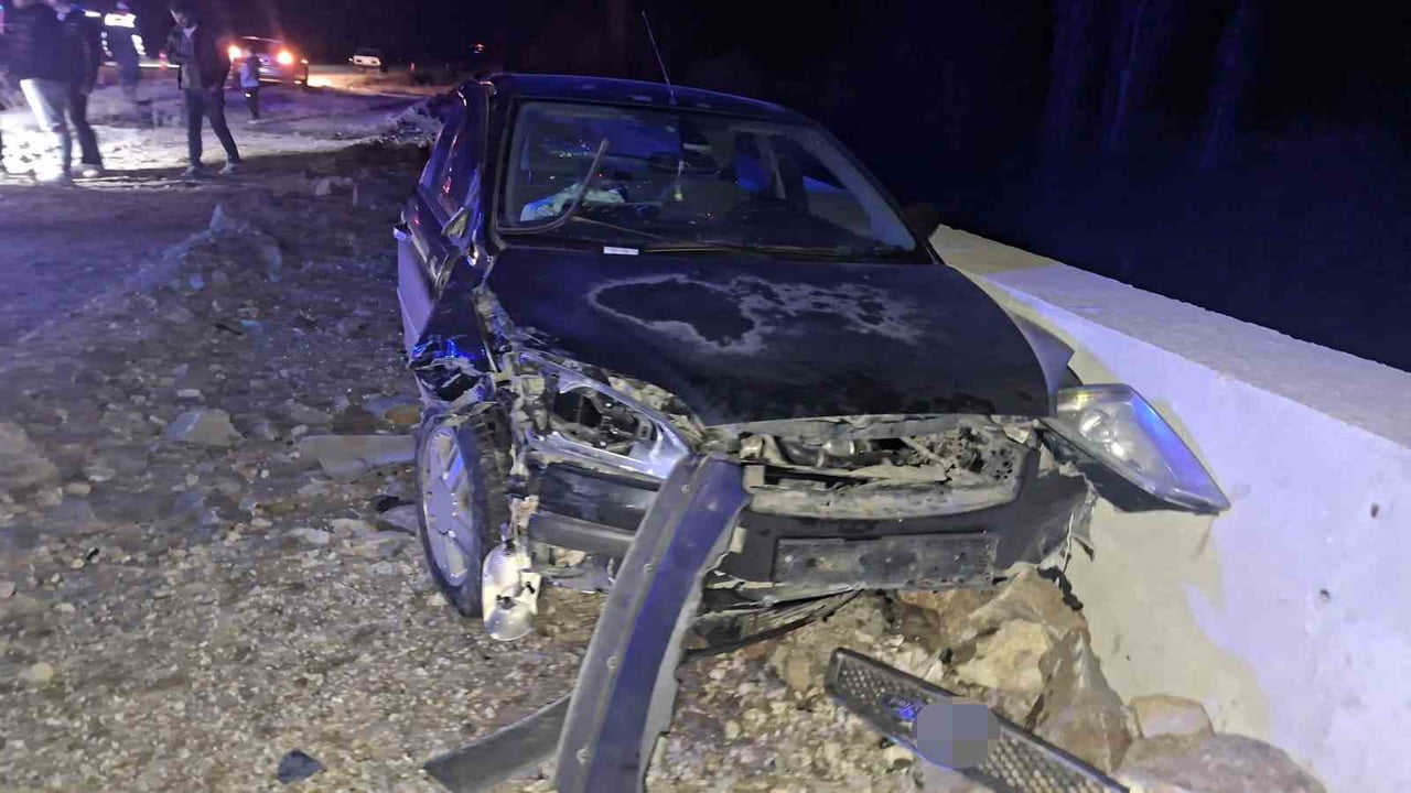 KÜTAHYA'NIN HİSARCIK İLÇESİNDE OTOMOBİL İLE MOTOSİKLETİN ÇARPIŞMASI SONUCU MEYDANA GELEN TRAFİK...