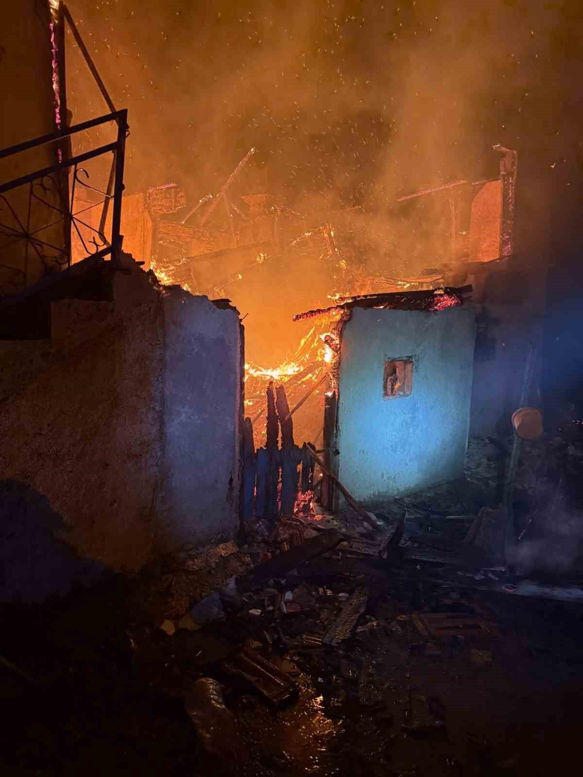 KÜTAHYA'NIN KÖPENEZ KÖYÜ'NDE GECE YARISI ÇIKAN YANGIN SONUCUNDA 1 EV KULLANILAMAZ HALE GELİRKEN...