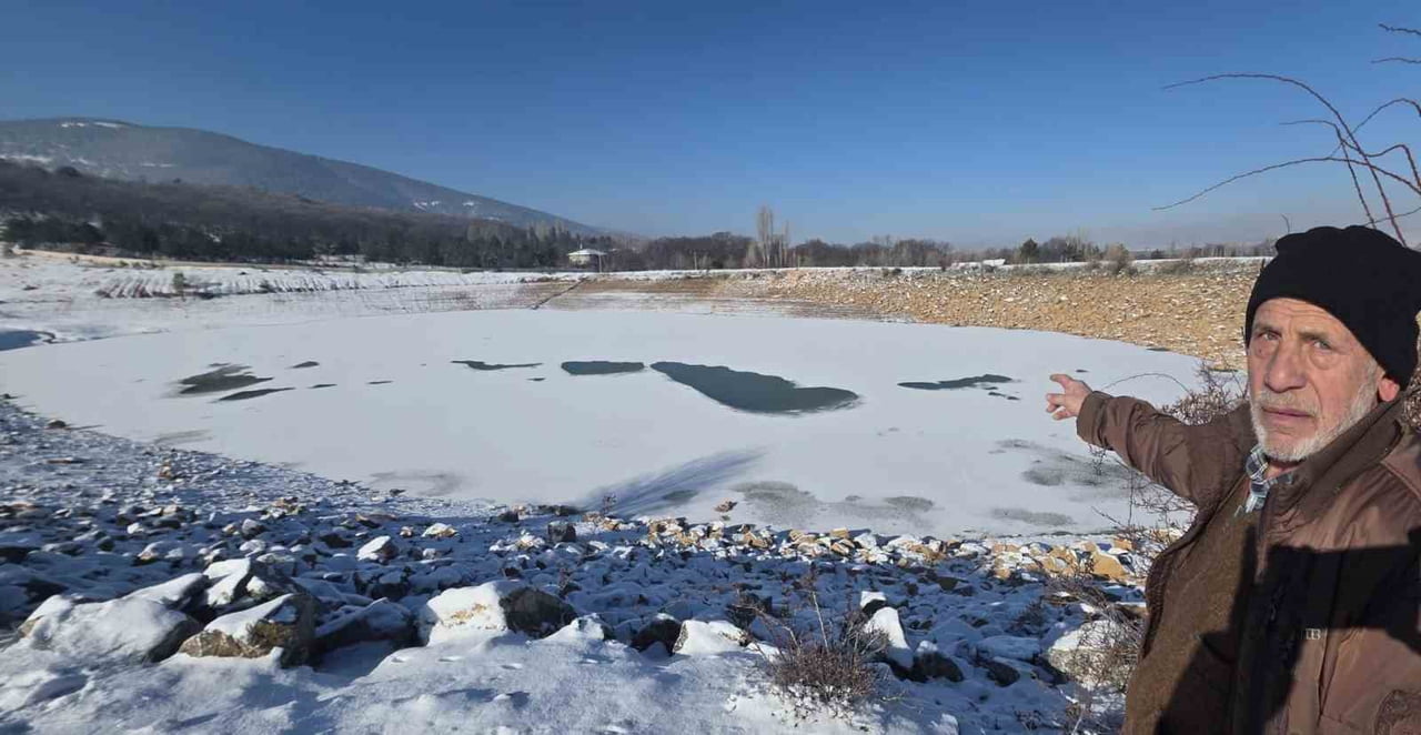 KÜTAHYA’DA DONDURUCU SOĞUKLAR GÖLETİ TAMAMEN BUZLA KAPLADI