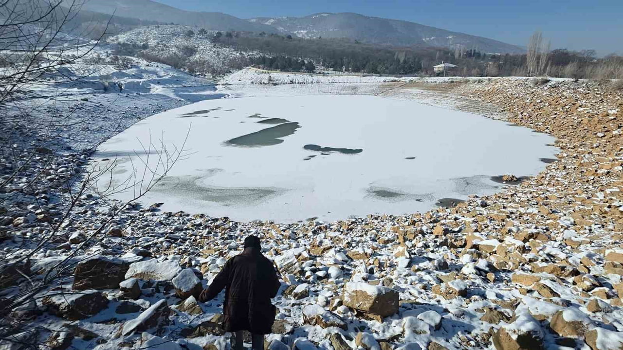 KÜTAHYA’DA DONDURUCU SOĞUKLAR GÖLETİ TAMAMEN BUZLA KAPLADI