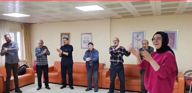 KÜTAHYA HUZUREVİNDE KAHKAHA YOGASI ETKİNLİĞİ